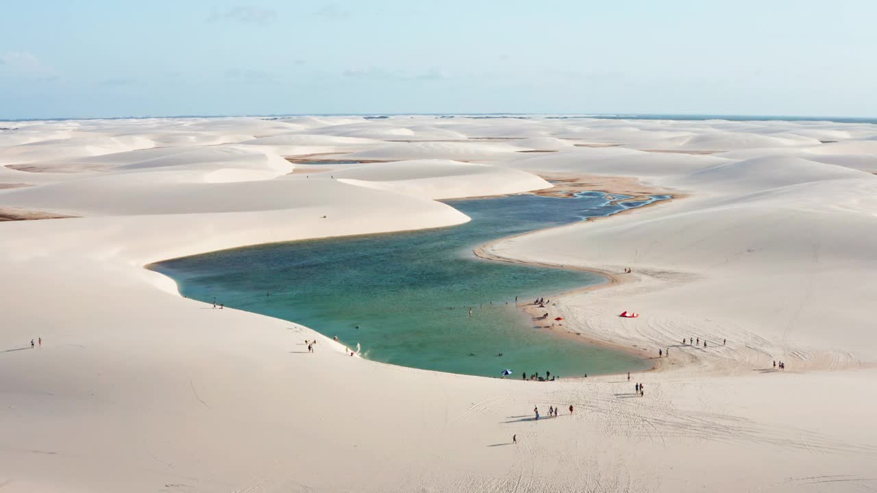 沙丘和泻湖鸟瞰图/ Lencois Maranhenses，巴西视频素材