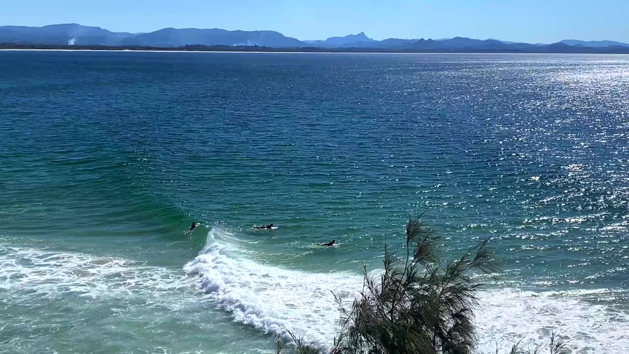 从高处观看冲浪的海浪视频素材