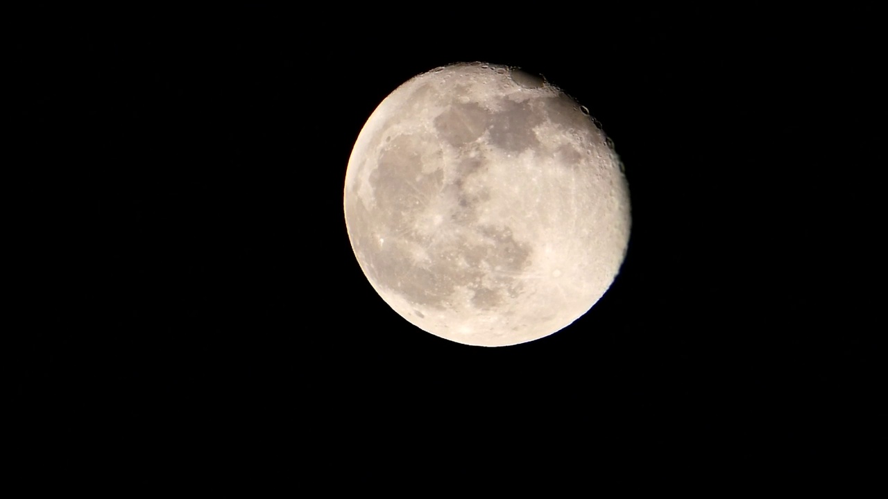 夜和满月，明亮的满月，满月特写视频，视频素材