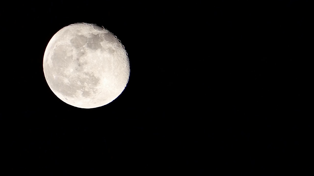 夜和满月，明亮的满月，满月特写视频，视频素材