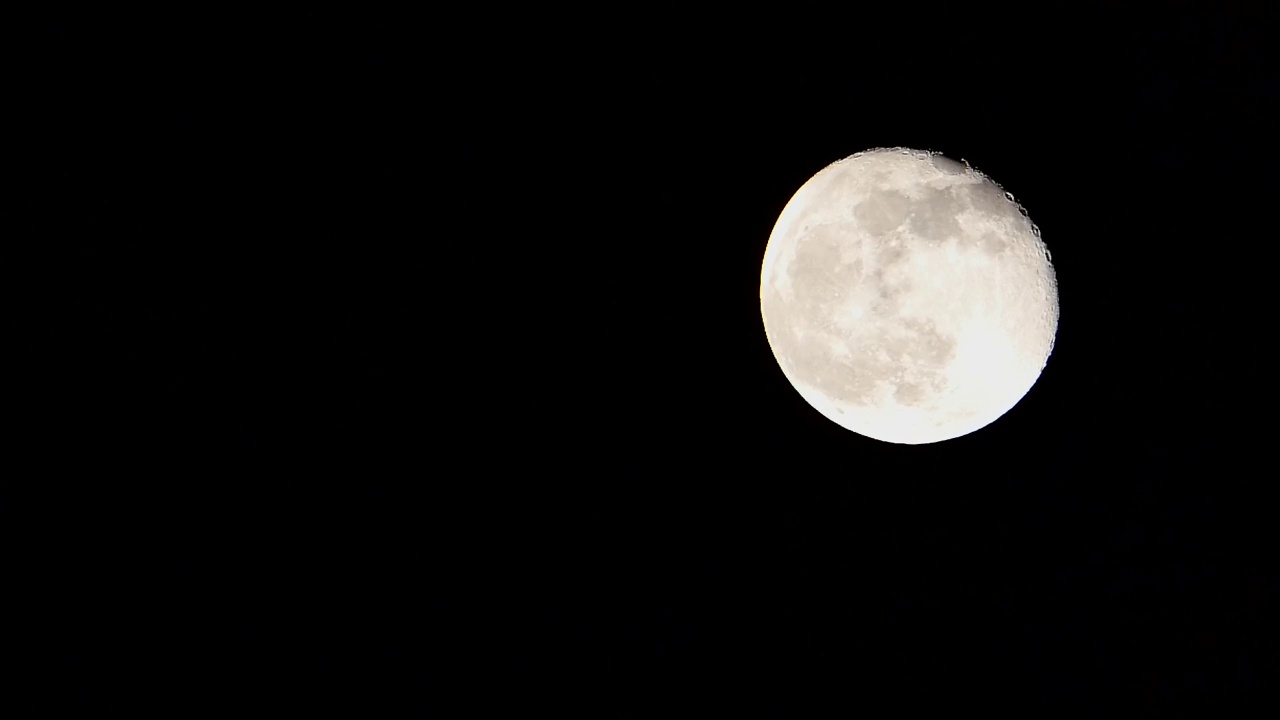 夜和满月，明亮的满月，满月特写视频，视频素材