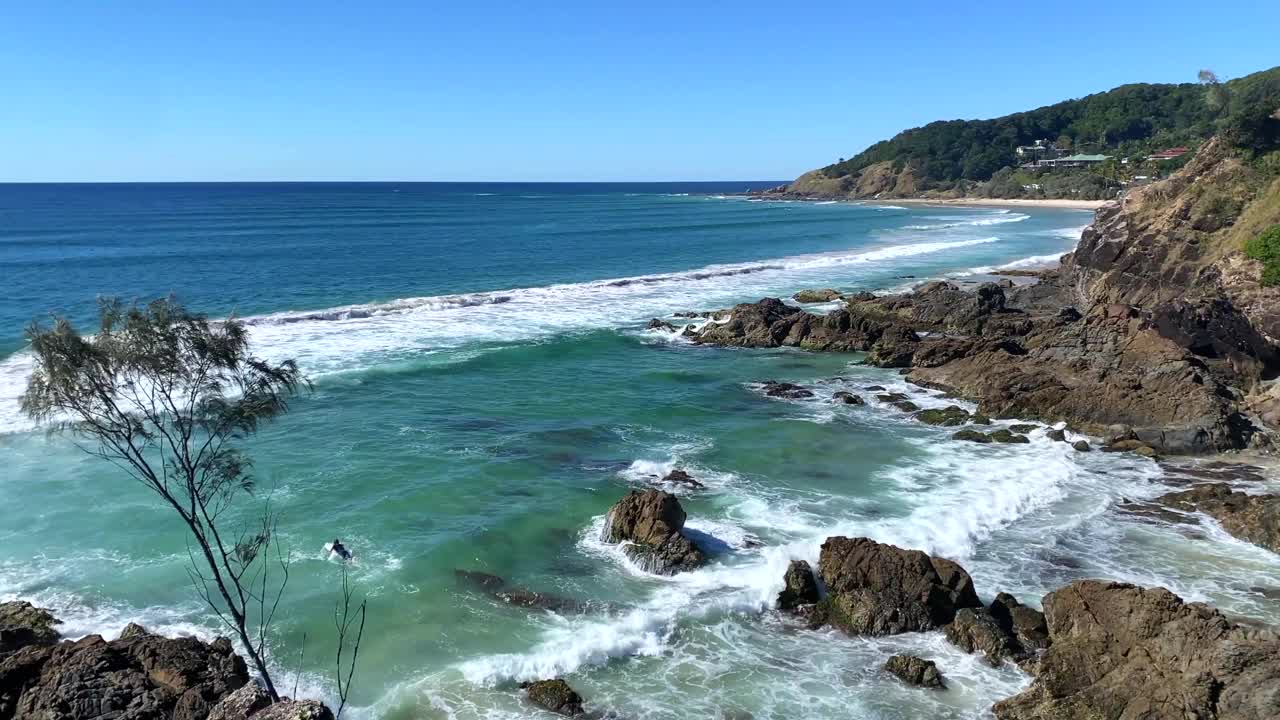 海浪拍打着海岸的岩石视频素材