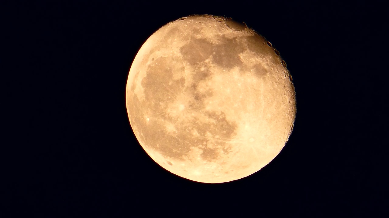 夜和满月，明亮的满月，特写的满月视频素材