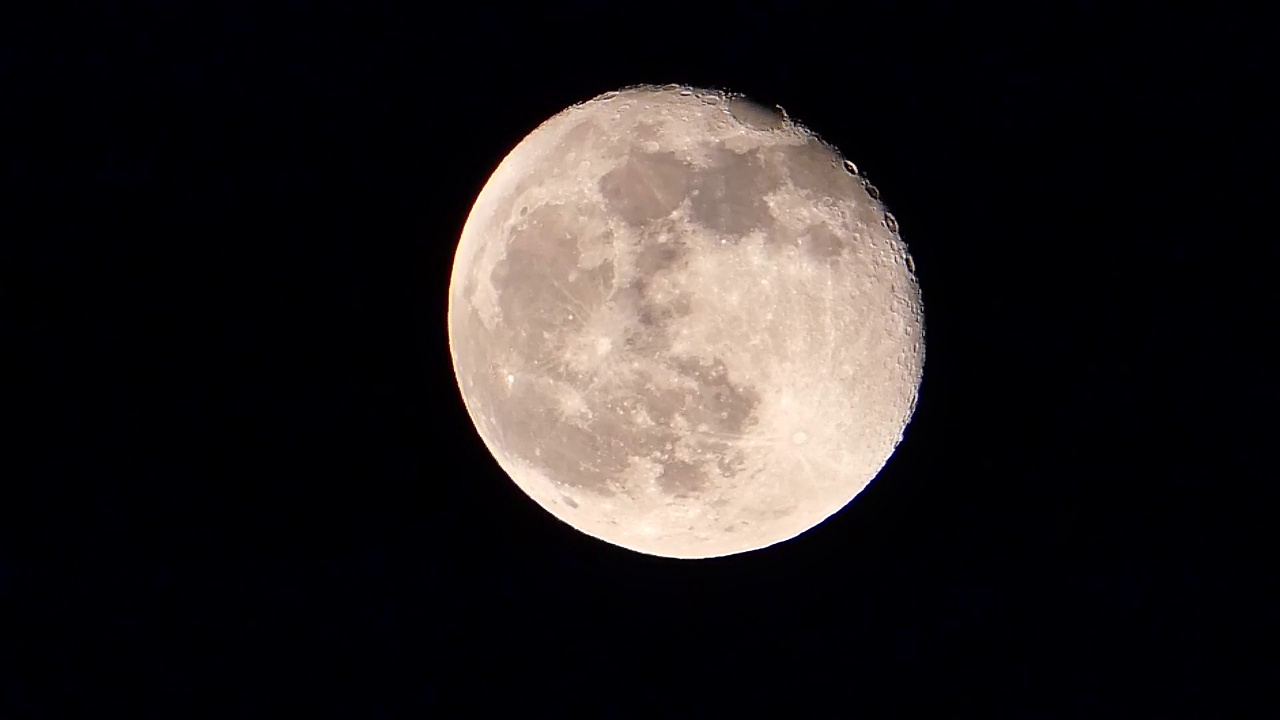 夜和满月，明亮的满月，特写的满月视频素材