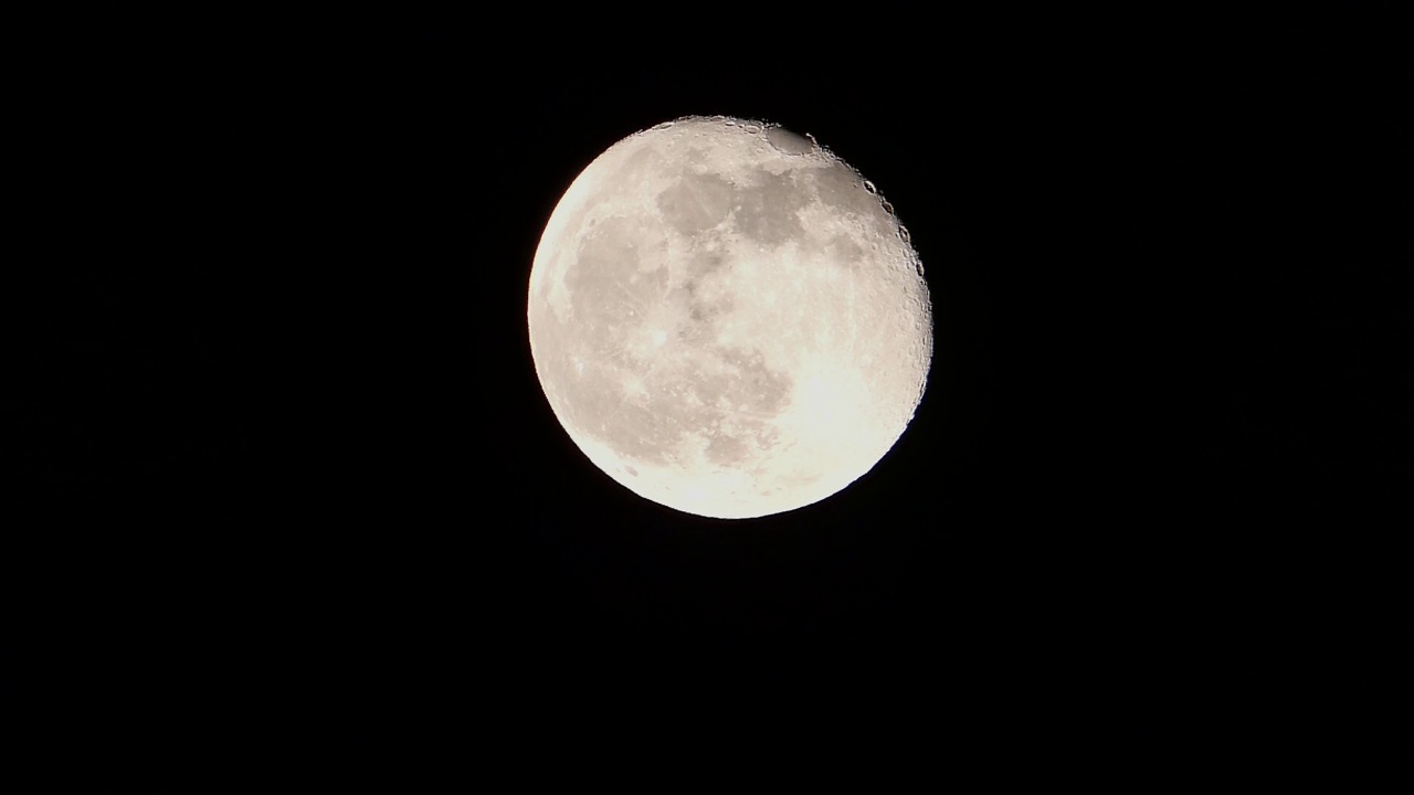 夜和满月，明亮的满月，特写的满月视频素材