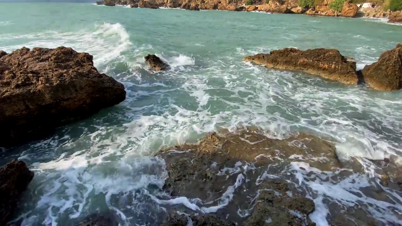 在海浪中俯瞰海面上的岩石。视频素材