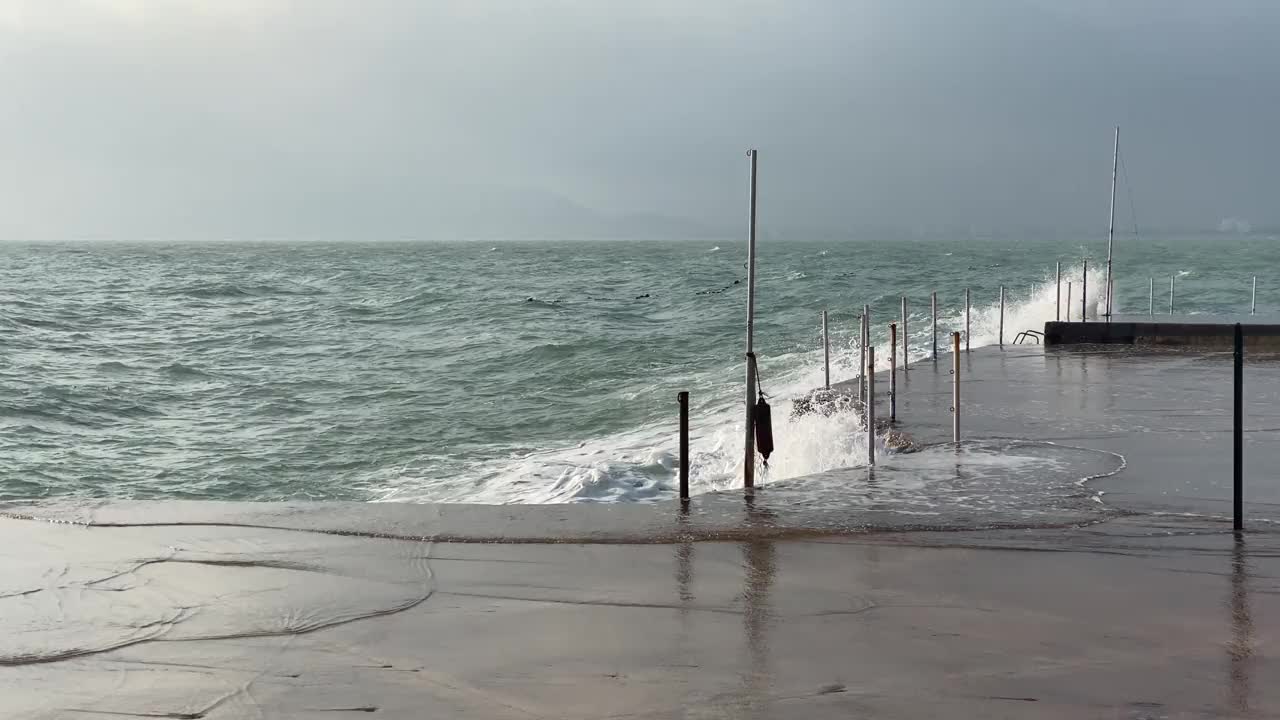 看着旧码头上的海浪。视频素材