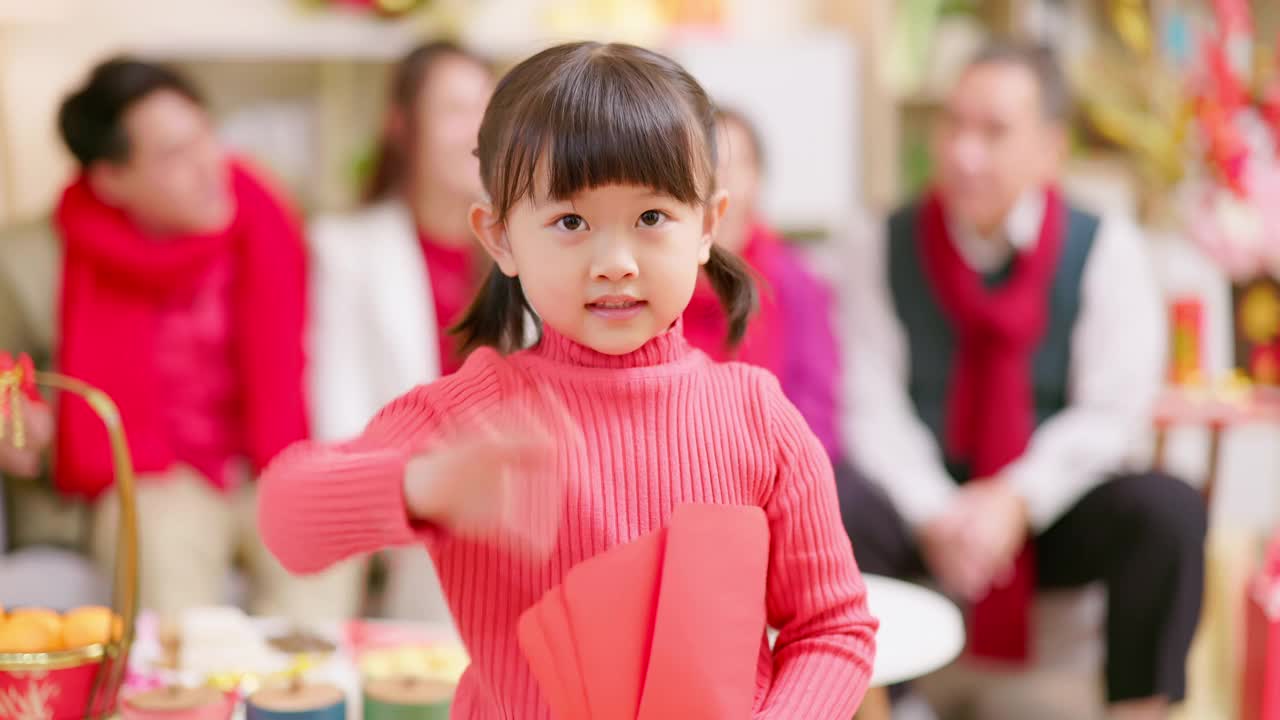 亚洲女孩拿着红包视频素材