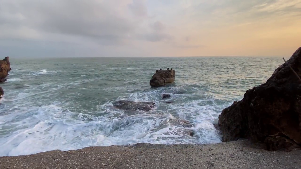 从老码头看独特的海景和海浪。视频素材