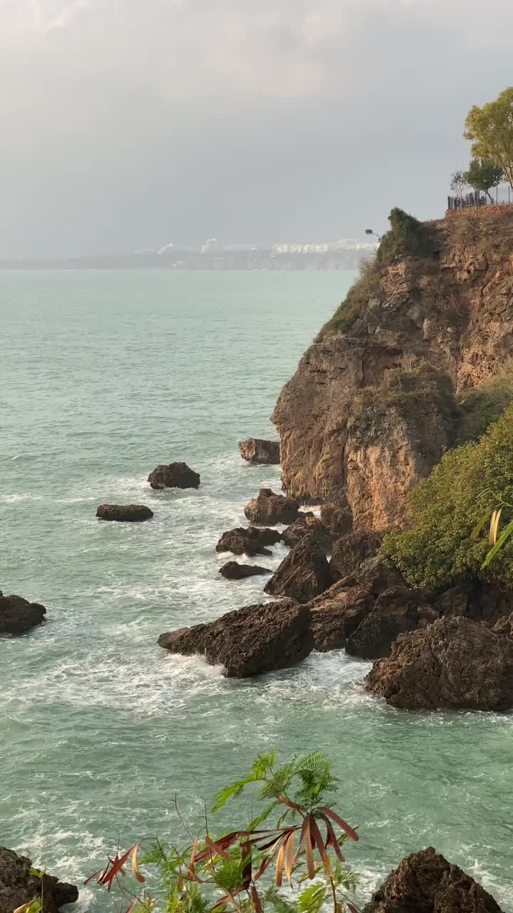 海浪拍打着岩石。视频素材