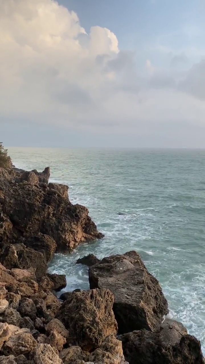 海浪拍打着岩石。视频素材