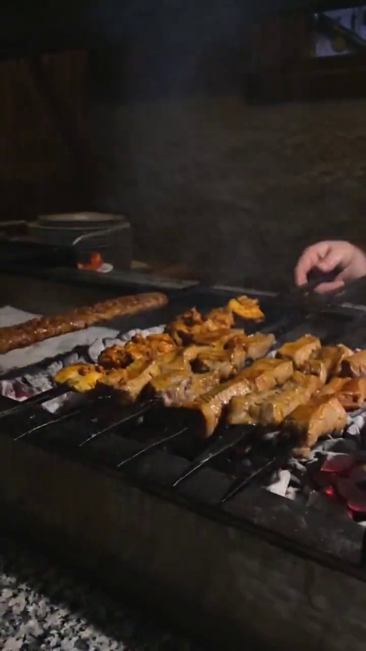 在炉子上烤的烤肉串。视频素材