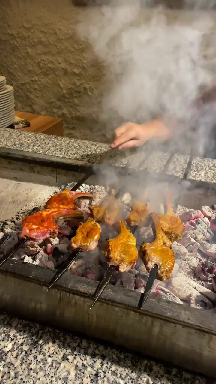 在炉子上烤的烤肉串。视频素材