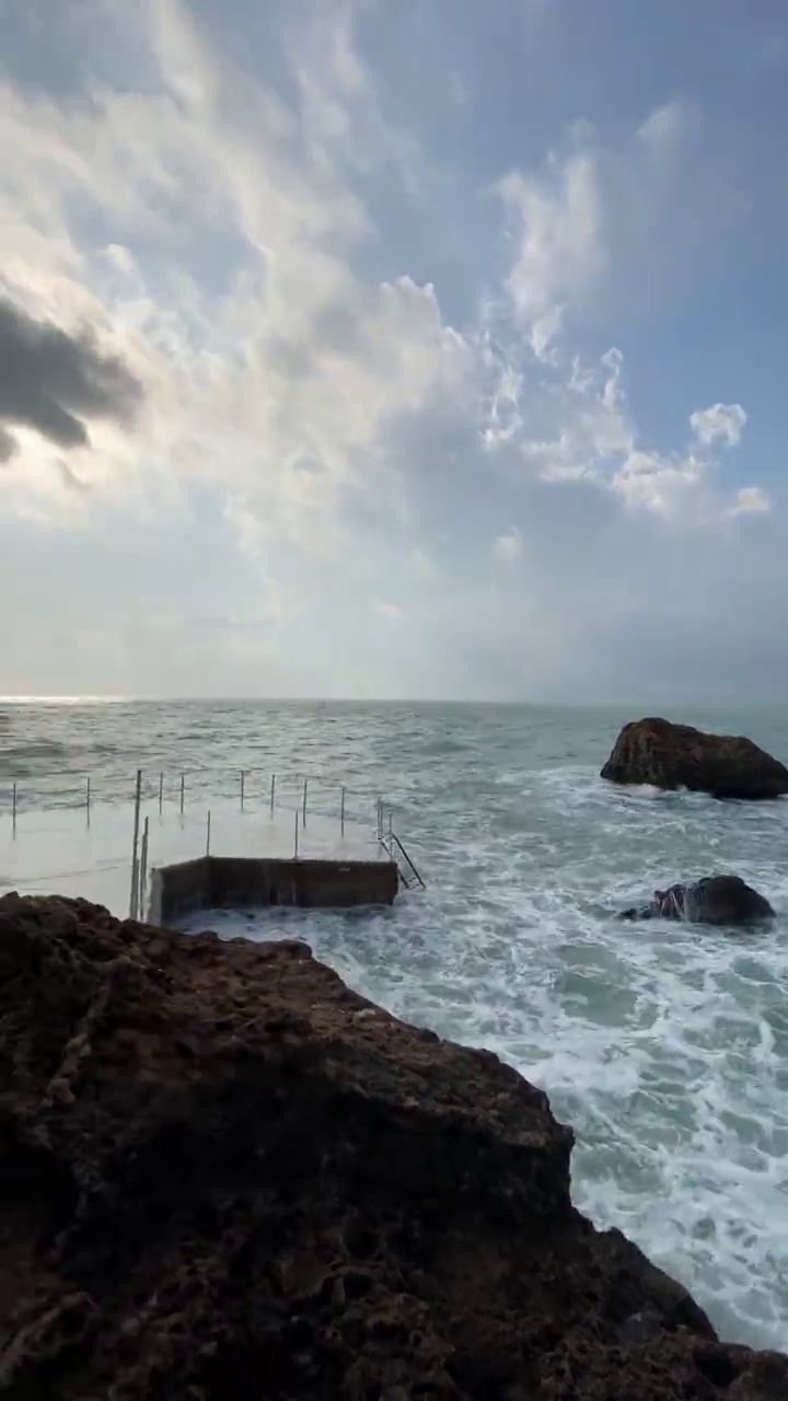 海浪从右到左冲击着旧码头。视频素材