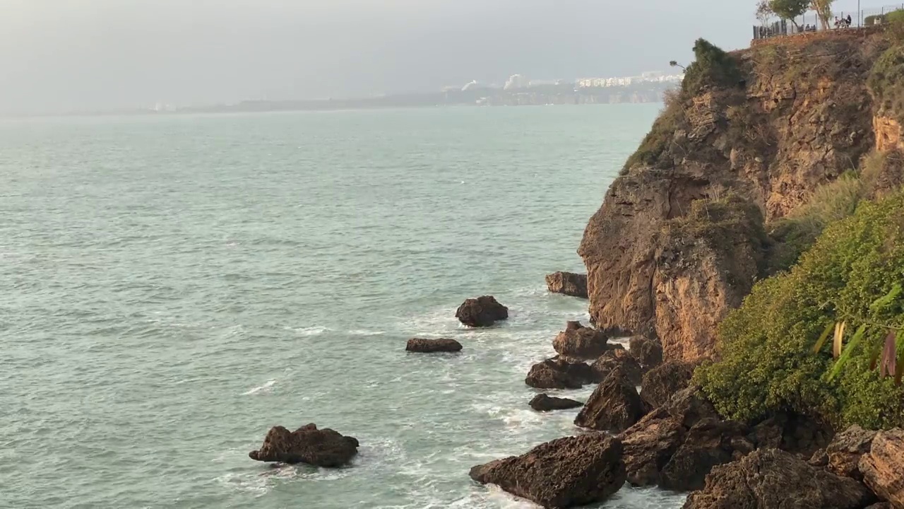 从山上能看到独特的海景。视频素材