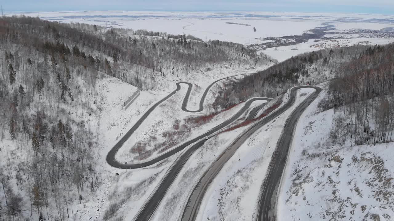 鸟瞰群山中蜿蜒的道路视频素材