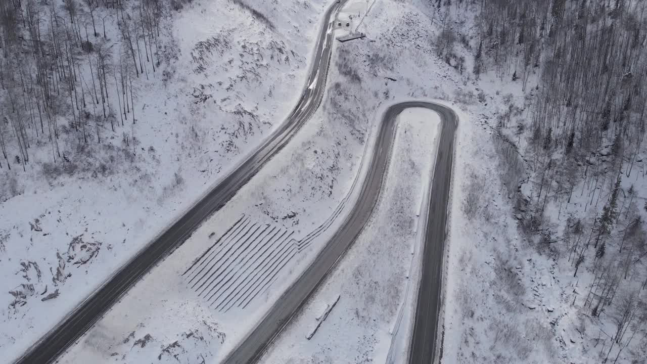 鸟瞰群山中蜿蜒的道路视频素材