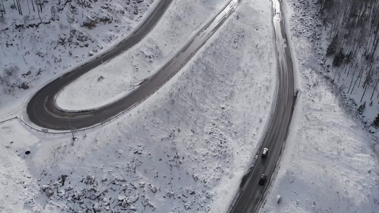 鸟瞰群山中蜿蜒的道路视频素材