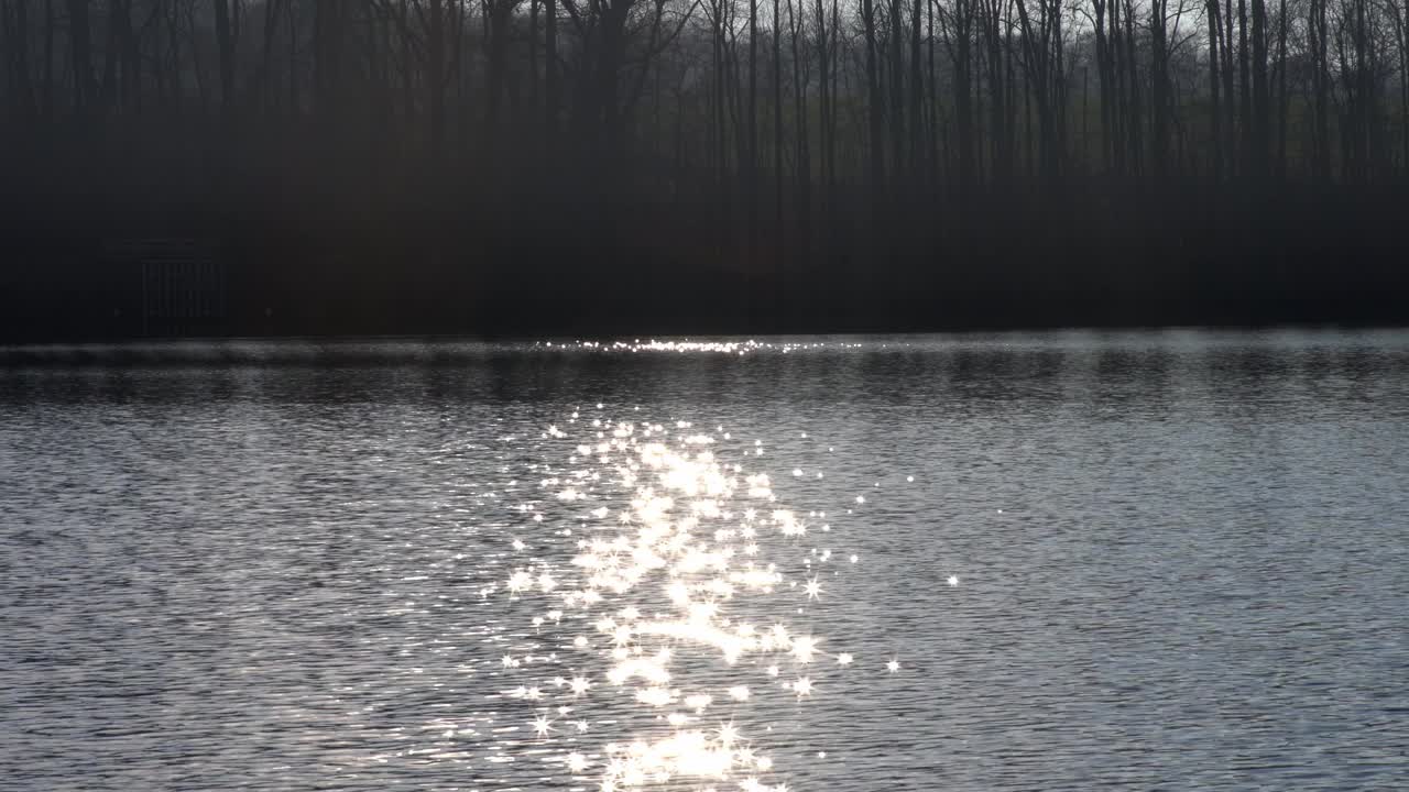 一条阳光反射在湖面上，闪闪发光视频素材