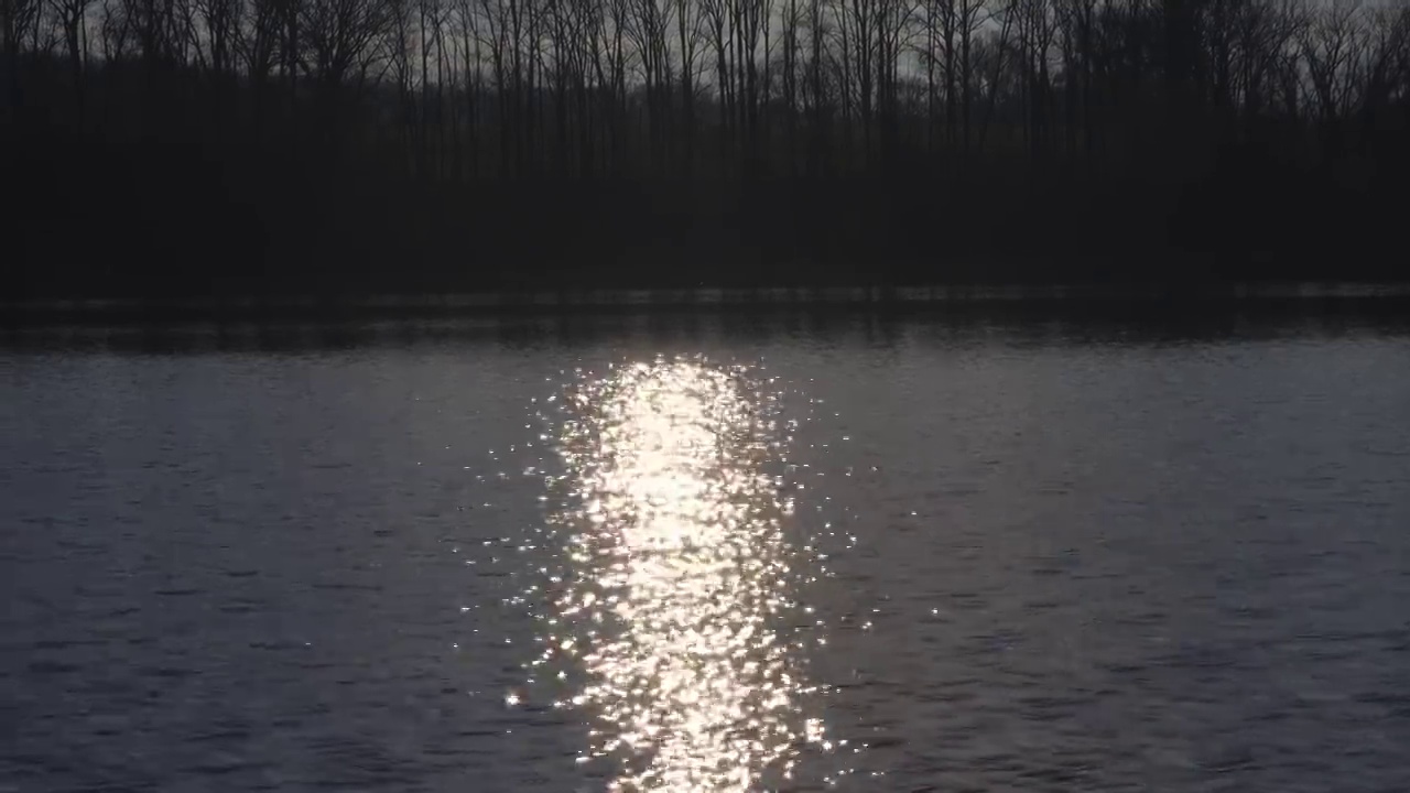 一条阳光反射在湖面上，闪闪发光视频素材