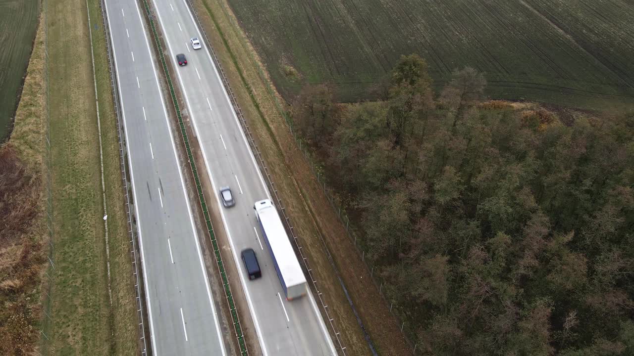 高速公路上行驶的汽车，鸟瞰图视频素材