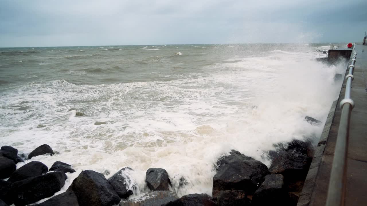 汹涌的海浪冲击着海防海岸线视频下载