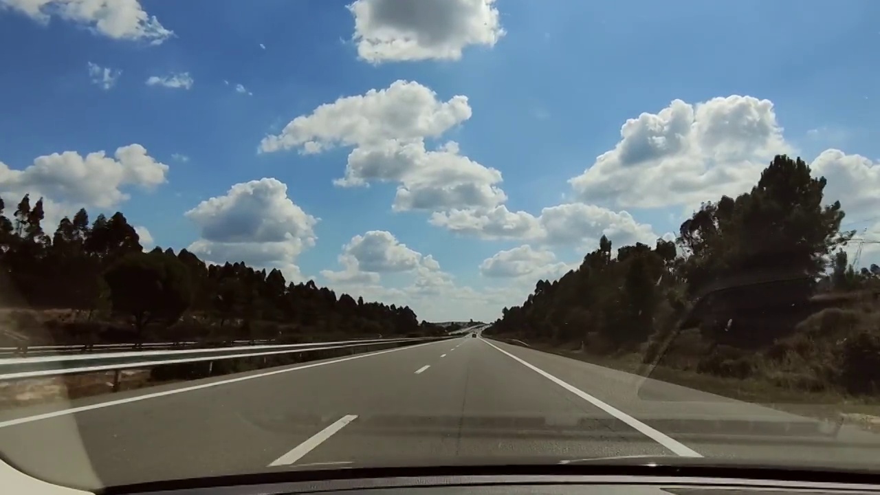 空空如也的高速公路上——从内景拍摄——阿连特霍视频素材