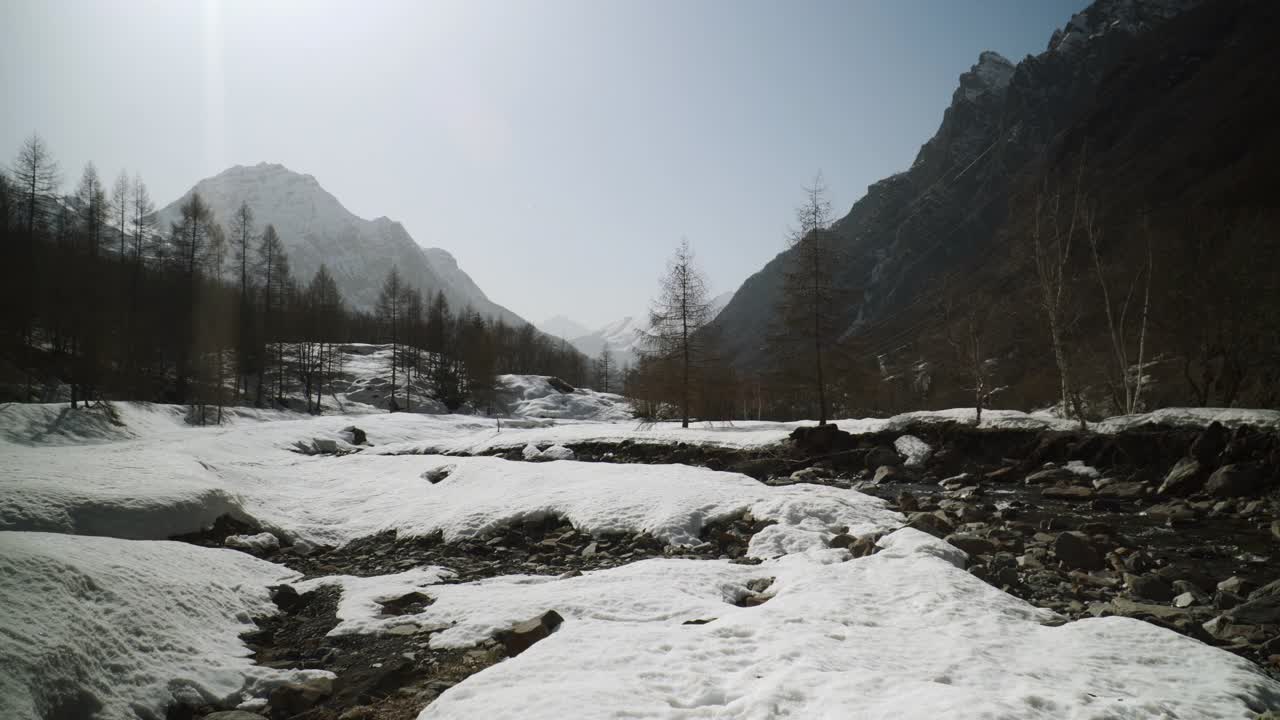 巨大美丽的雪下高山峡谷视频素材