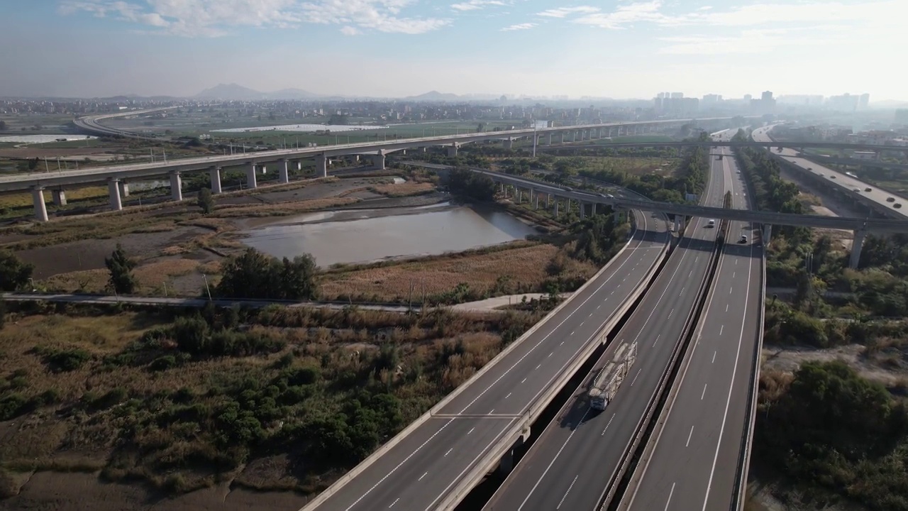 多车道高速公路的平交桥的鸟瞰图视频素材