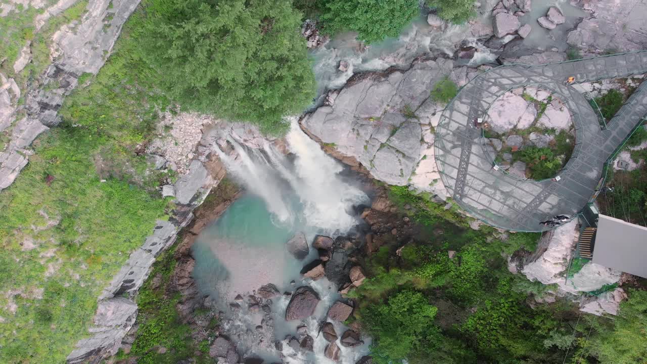 鸟瞰格鲁吉亚Okatse河峡谷中的Kinchkha瀑布视频素材