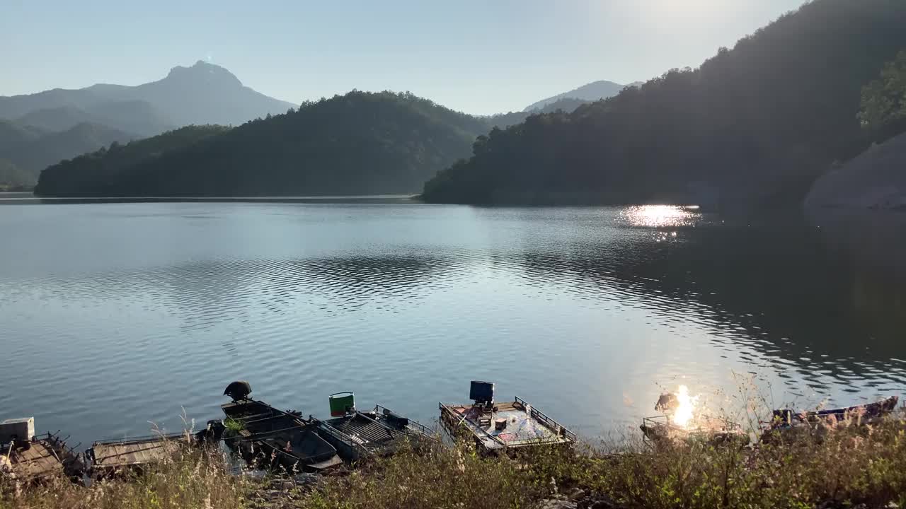 清晨的宁静之湖视频素材