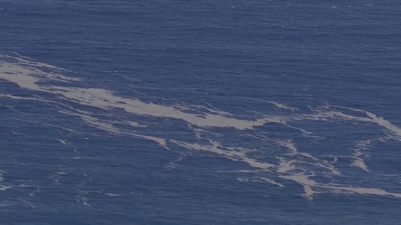 空中浮石漂浮在海上，冲绳，日本视频素材