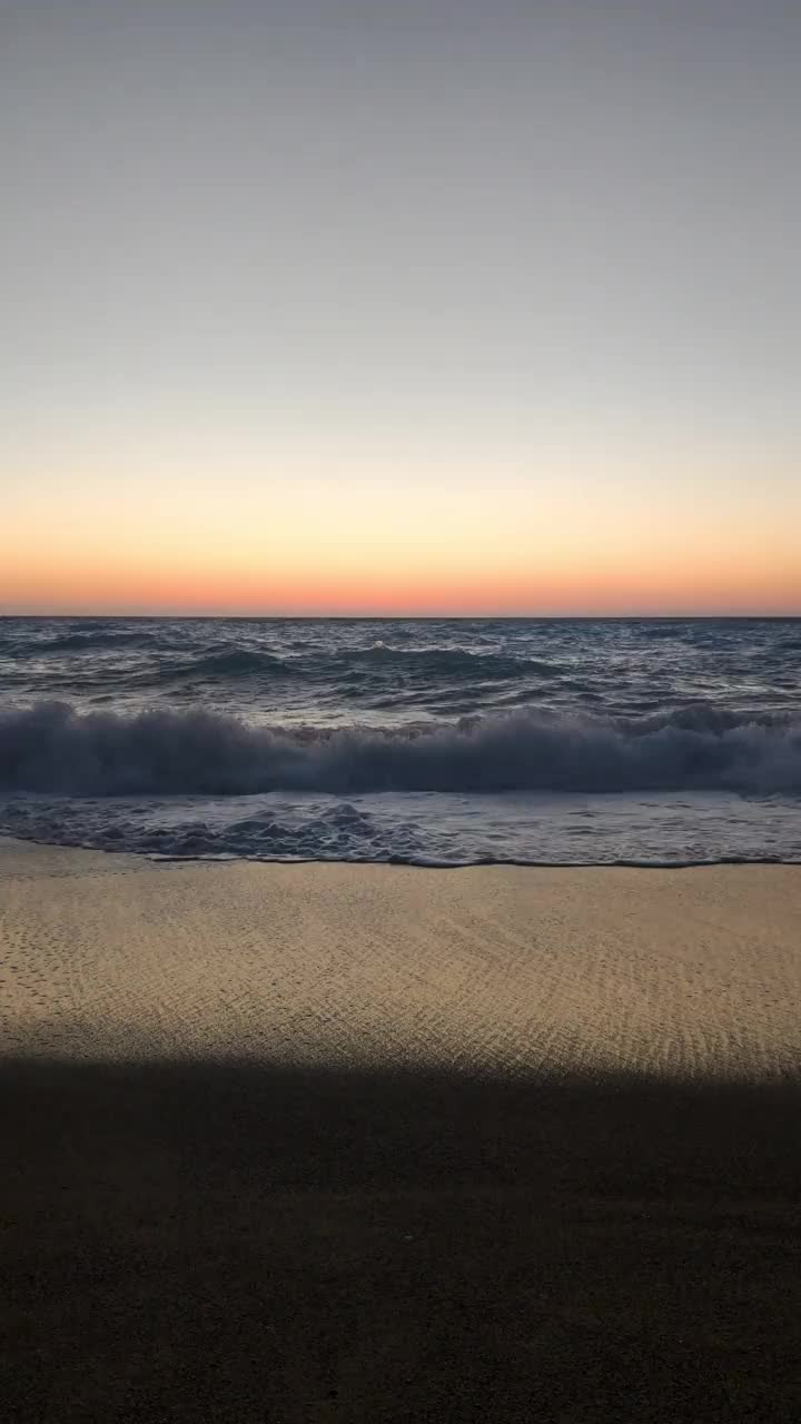 美丽的日落在暴风雨的海面上视频素材