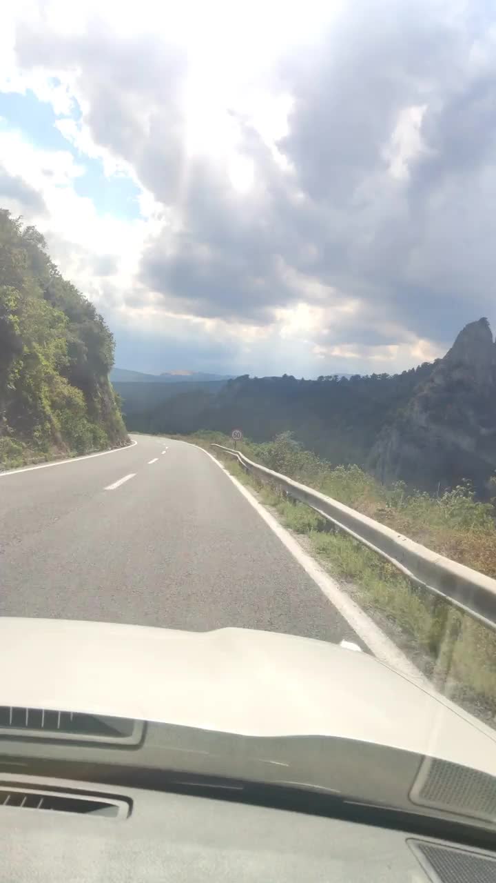 移动由高速公路汽车旅行的概念视频素材