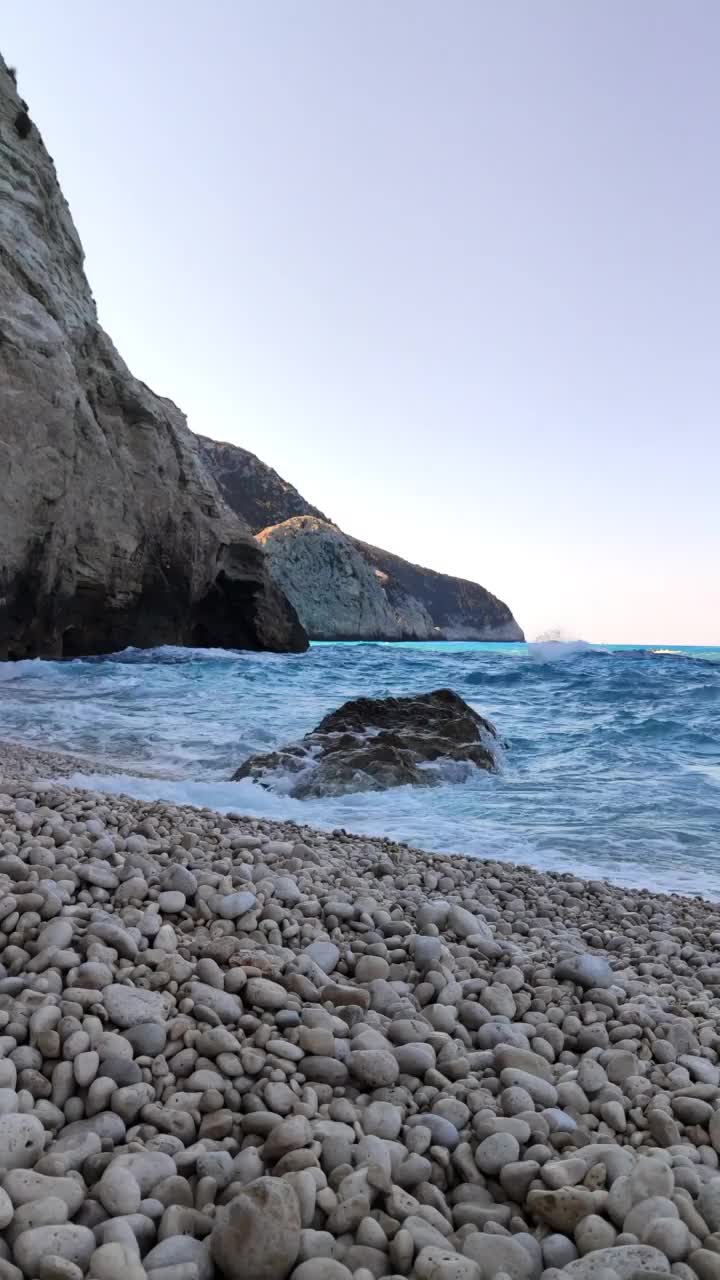 蓝色的大海，海浪多石的海滩视频素材