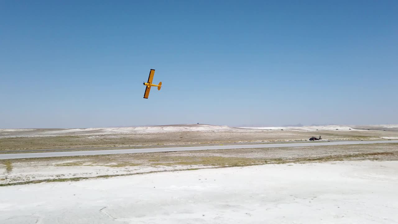 演示飞机在空中表演特技飞行视频素材