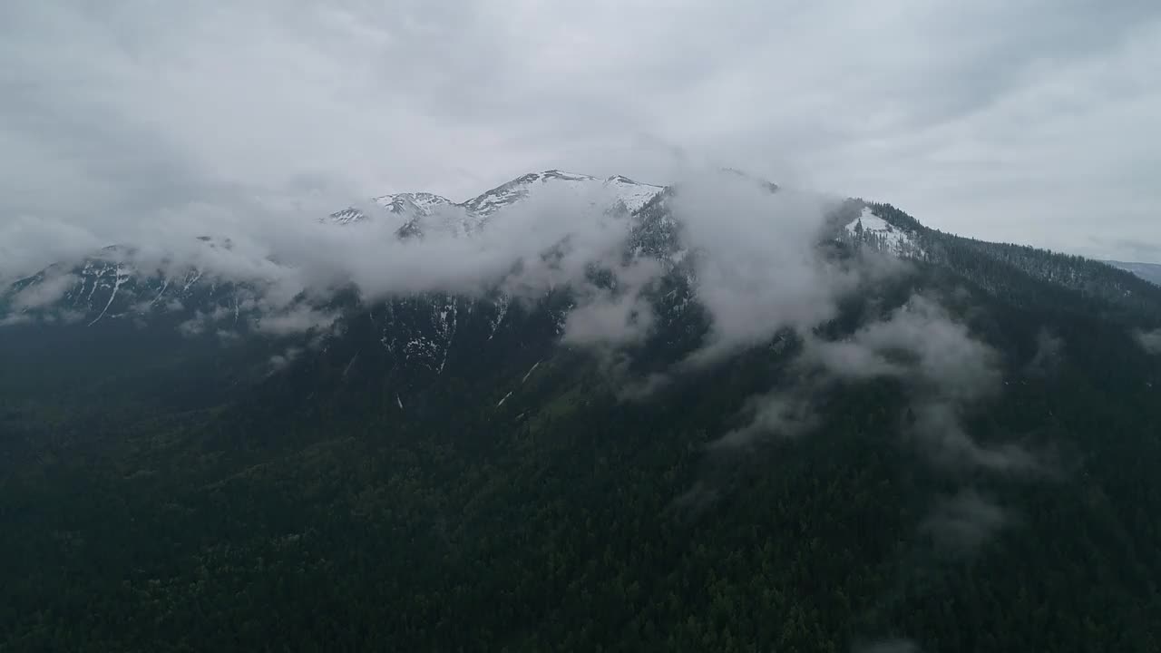 雾蒙蒙的山地景观，冷杉林和复古复古潮人风格，拜加尔斯克。Snezhnoe湖。视频素材