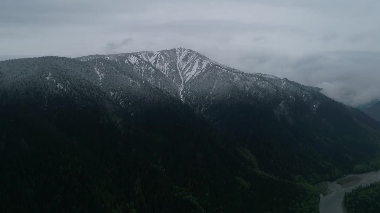 雾蒙蒙的山地景观，冷杉林和复古复古潮人风格，拜加尔斯克。Snezhnoe湖。视频素材