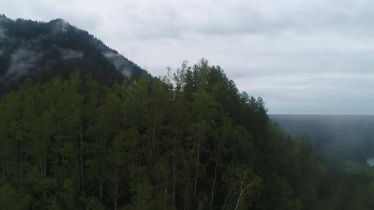 雾蒙蒙的山地景观，冷杉林和复古复古潮人风格，拜加尔斯克。Snezhnoe湖。视频素材