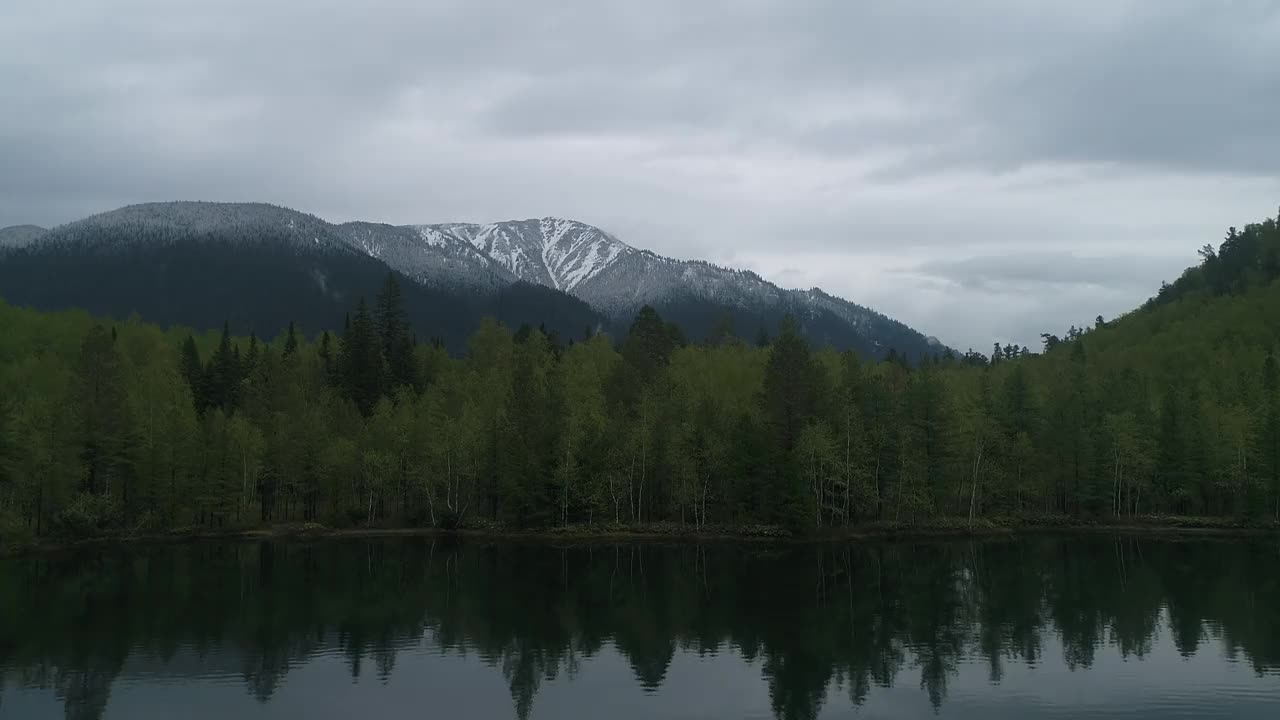 雾蒙蒙的山地景观，冷杉林和复古复古潮人风格，拜加尔斯克。Snezhnoe湖。视频素材