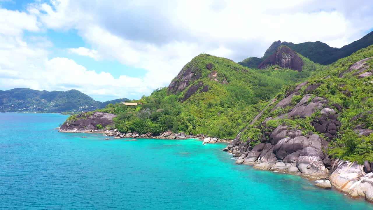 在塞舌尔马埃岛的安斯梅杰海滩飞行视频下载