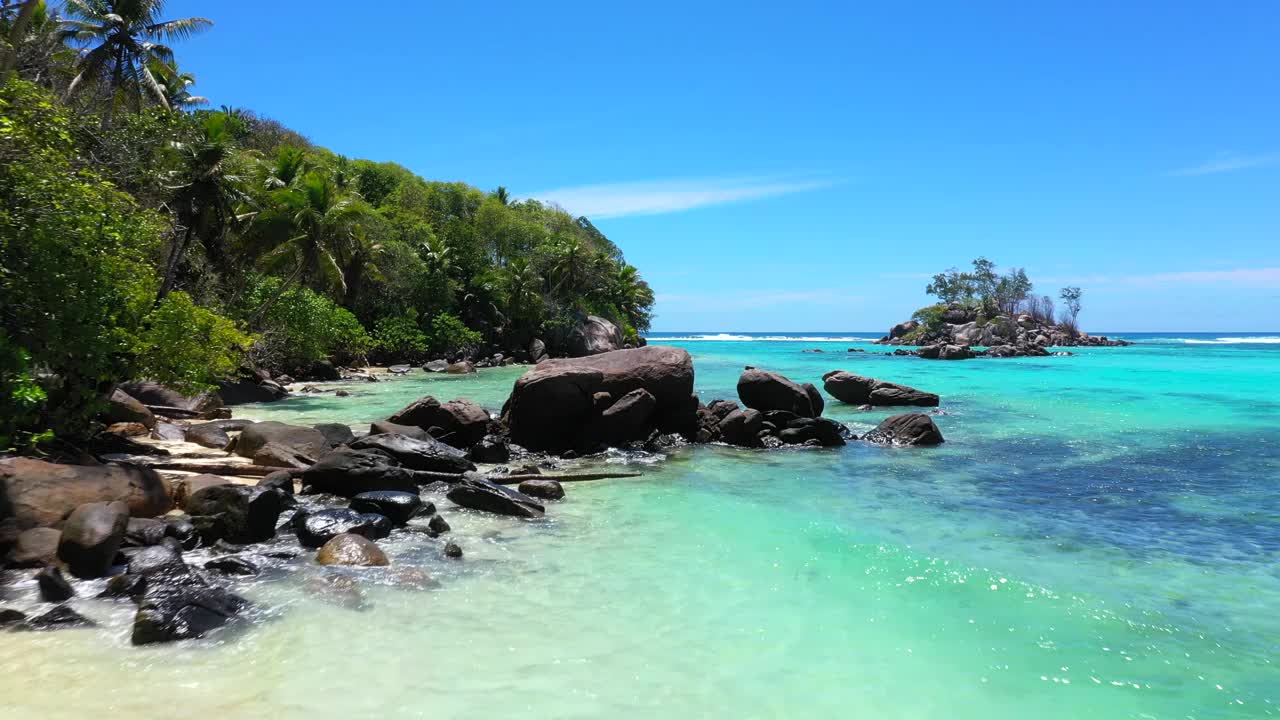 在塞舌尔马埃岛美丽的海滩上飞行视频素材