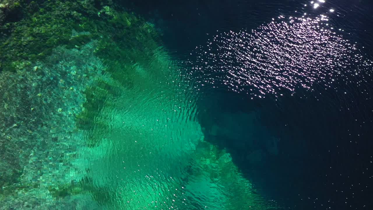 在塞舌尔的马埃岛，塔卡玛卡海滩附近的天然岩石池视频下载