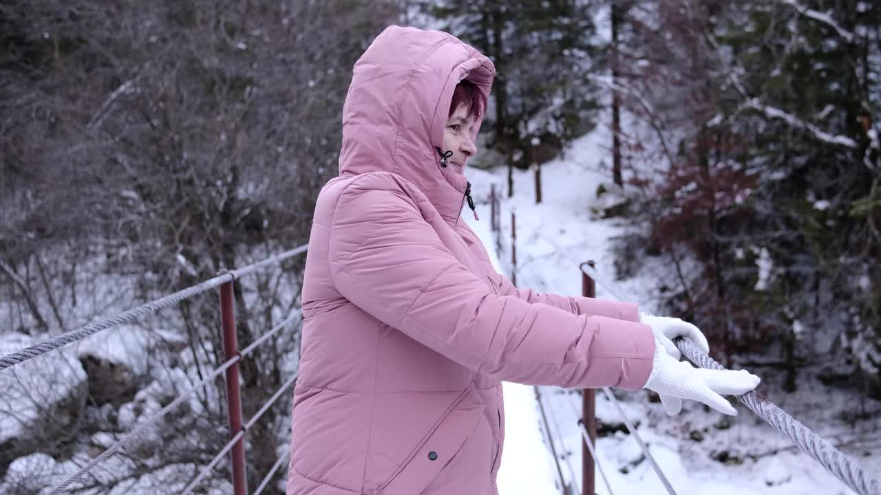 观察自然的女性游客视频素材