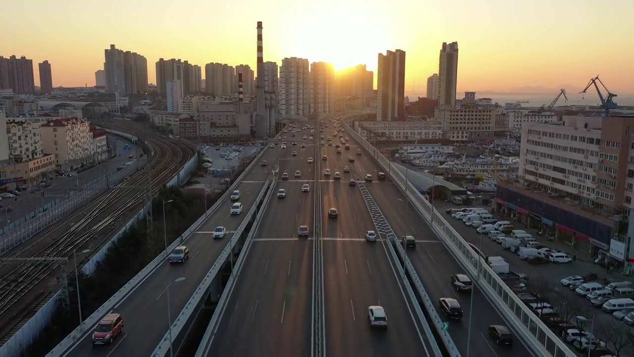 日落时高速公路的鸟瞰图视频素材