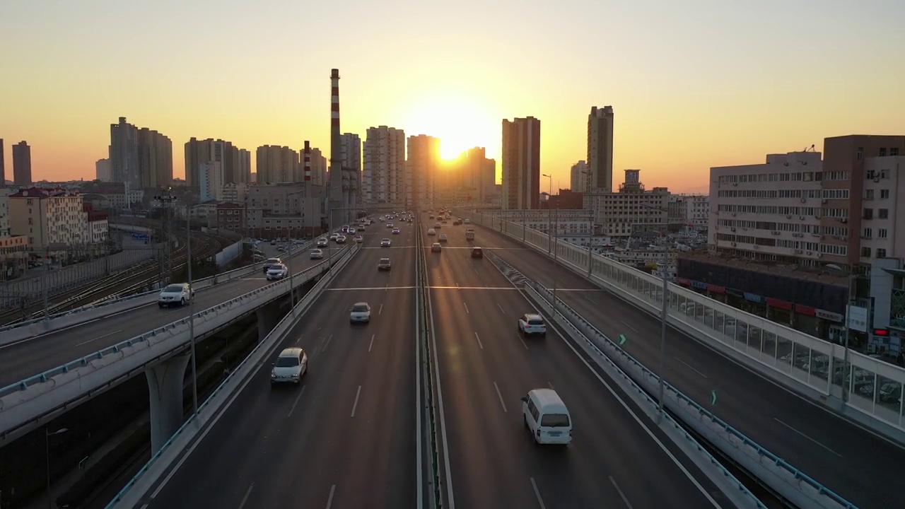 日落时高速公路的鸟瞰图视频素材