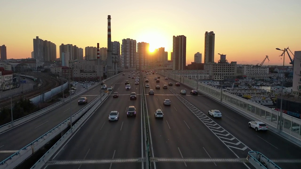 日落时高速公路的鸟瞰图视频素材