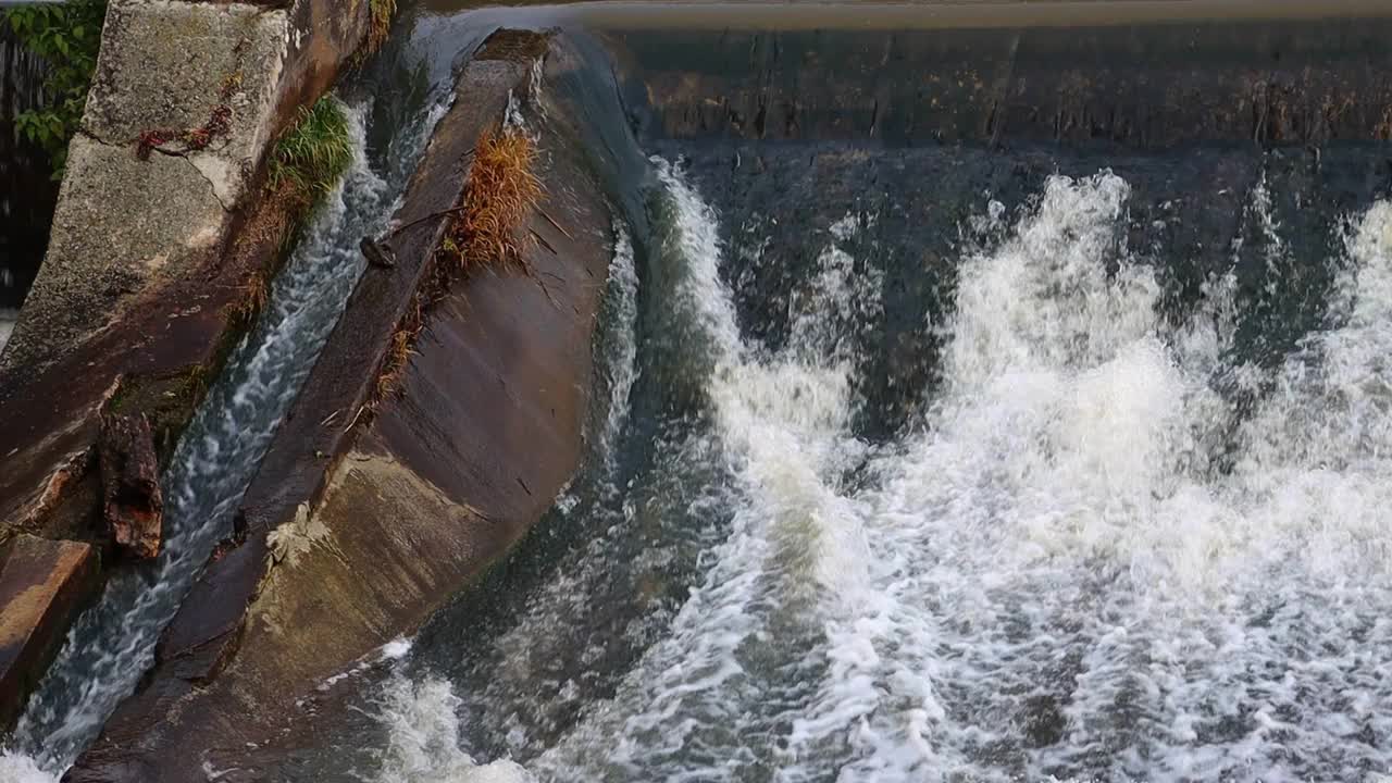 水流沿堰而下的缓慢运动视频素材