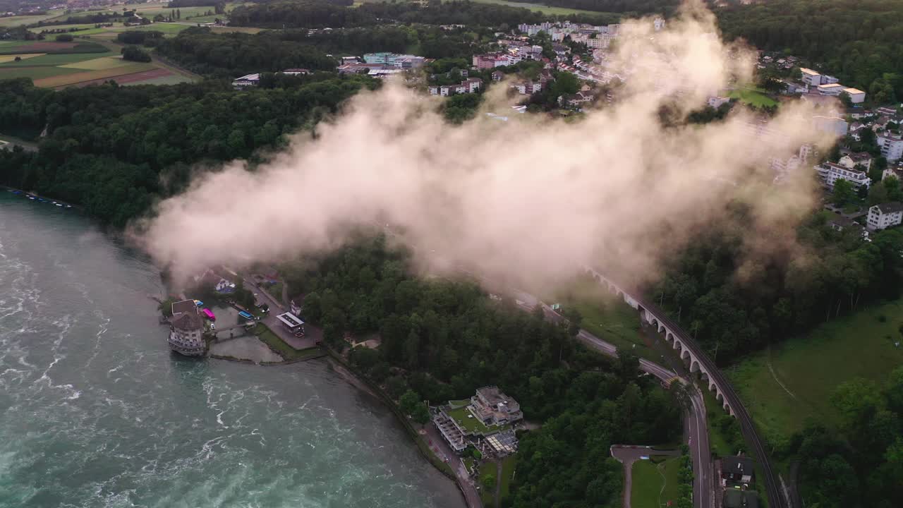 空中拍摄的绿色景观上的住宅风景，无人机在云中飞行-沙夫豪森，瑞士视频素材