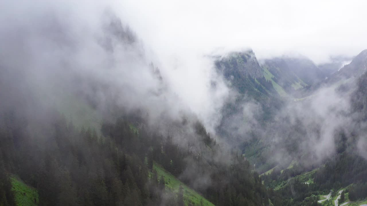 绿色山丘的空中风景拍摄，无人机在大雾天气飞行前进-西尔夫雷塔-霍查尔彭斯特拉比，奥地利视频素材